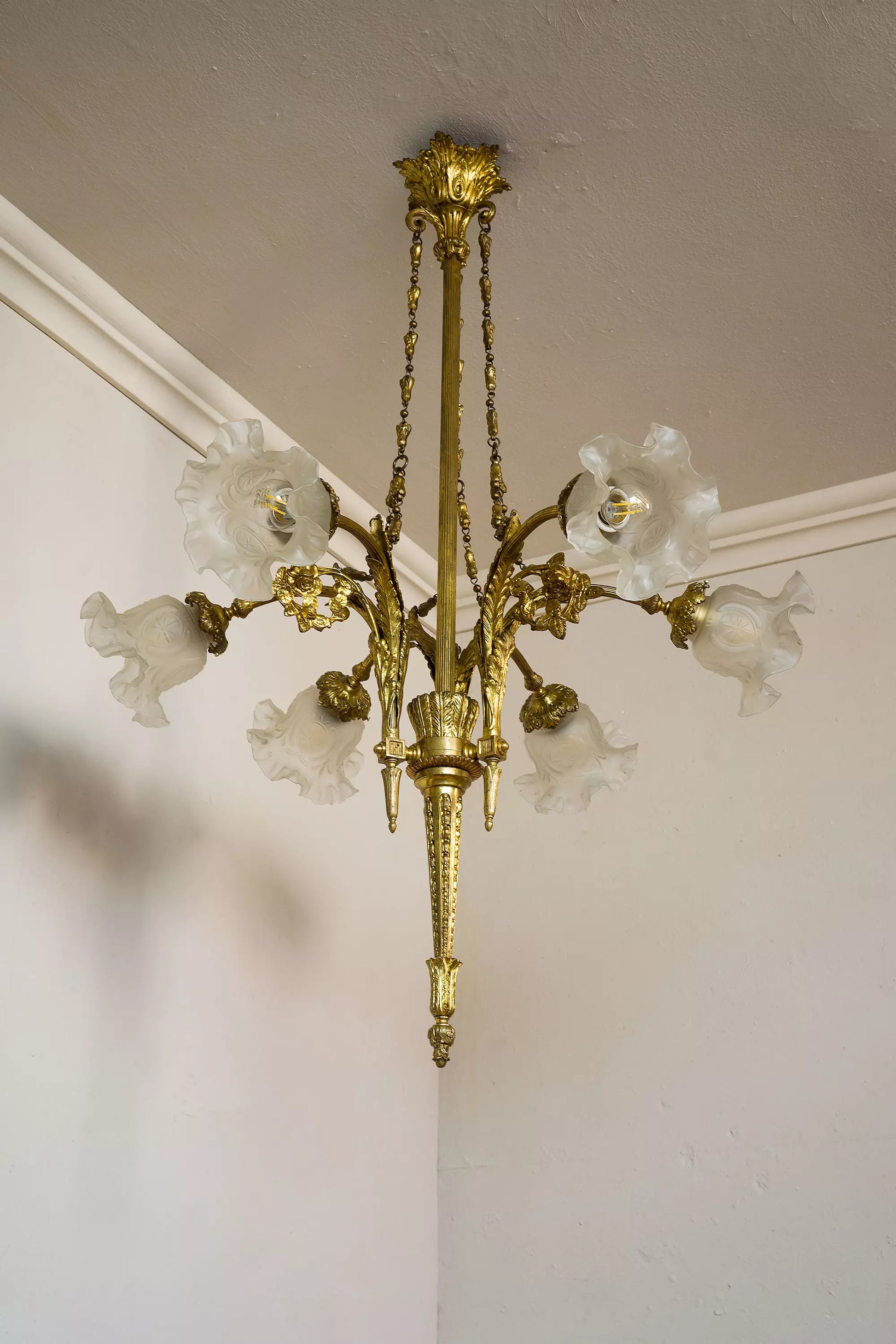 Elegante lampadario d’epoca in stile Impero, realizzato in bronzo dorato con raffinati fregi ornamentali. | Lo Stile Italiano