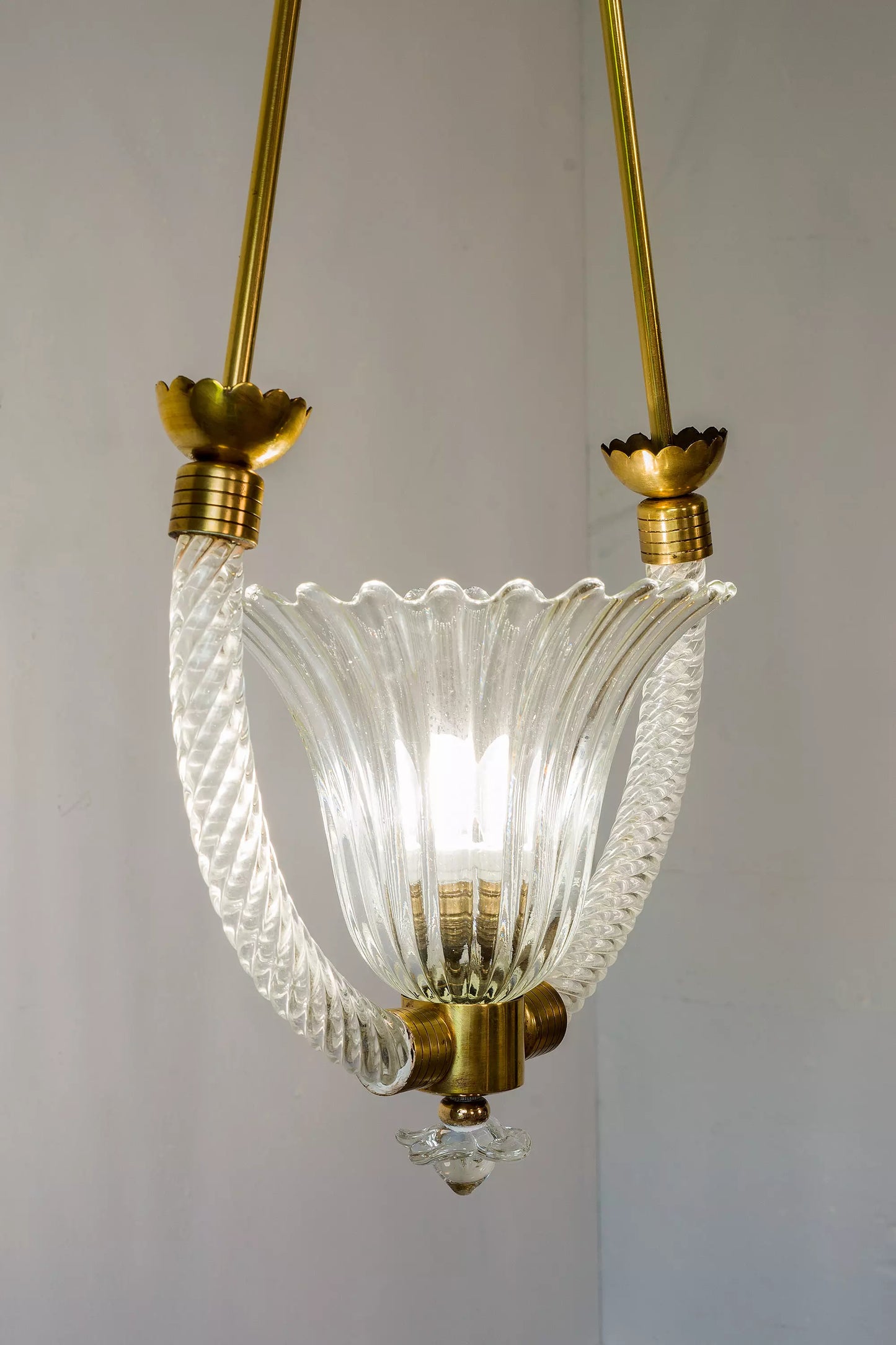 Lampadario di Murano Barovier & Toso, con coppa centrale e telaio in vetro e ottone. | Lo Stile Italiano