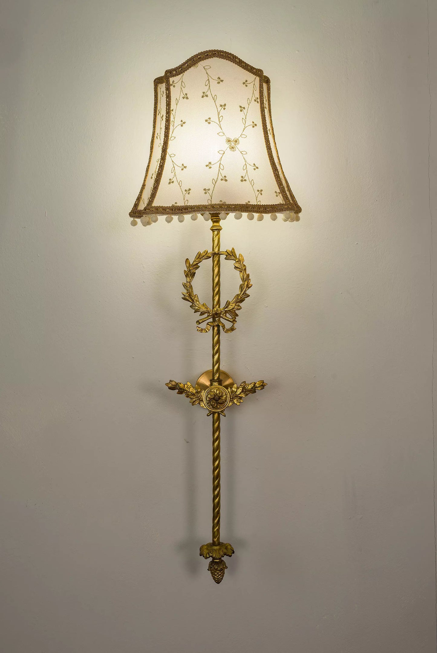 Appliques Raffinate in Bronzo Dorato: Illuminazione Classica. | Lo Stile Italiano