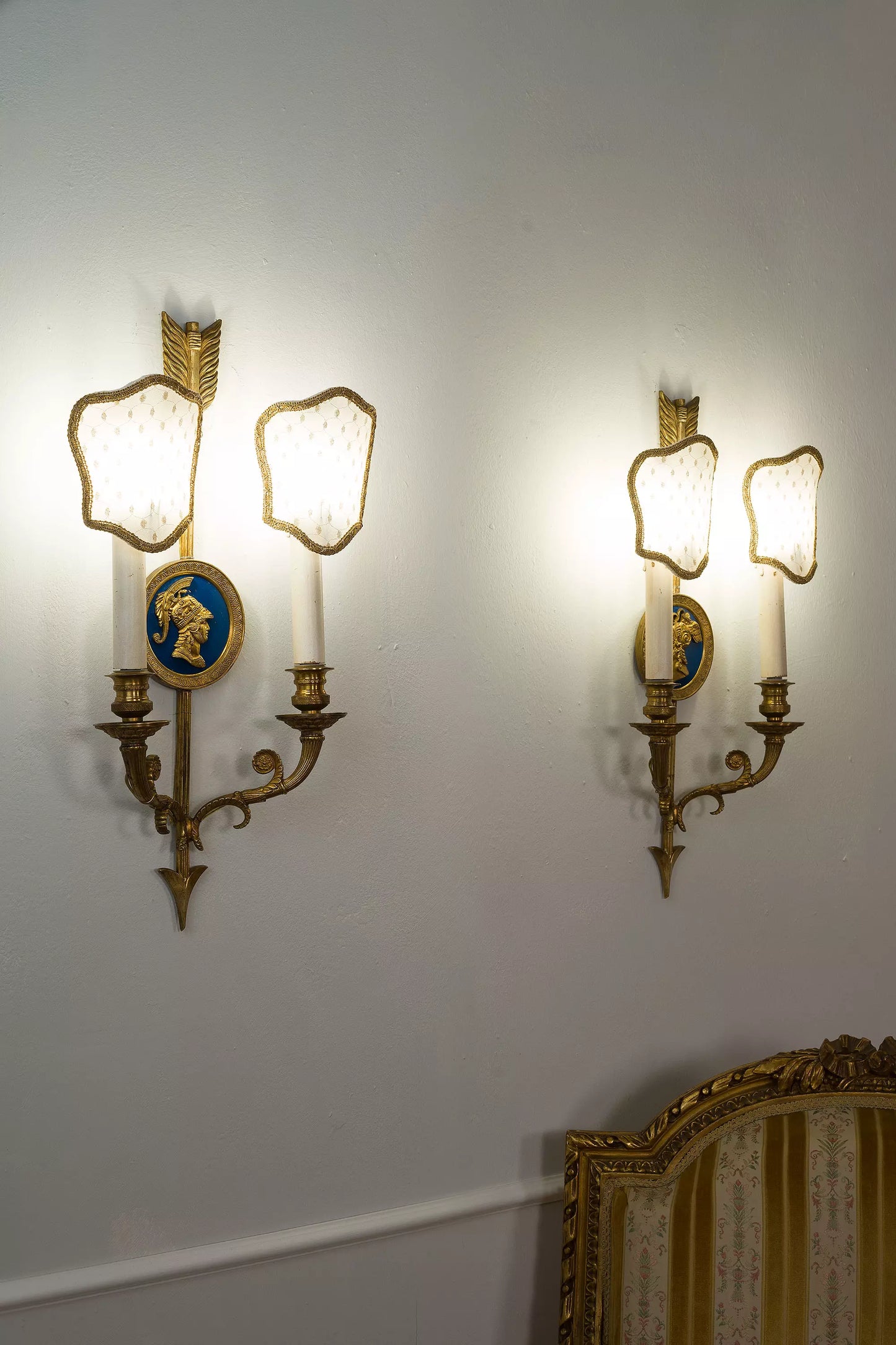 Coppia di lampade antiche da parete a forma di freccia in bronzo. | Lo Stile Italiano