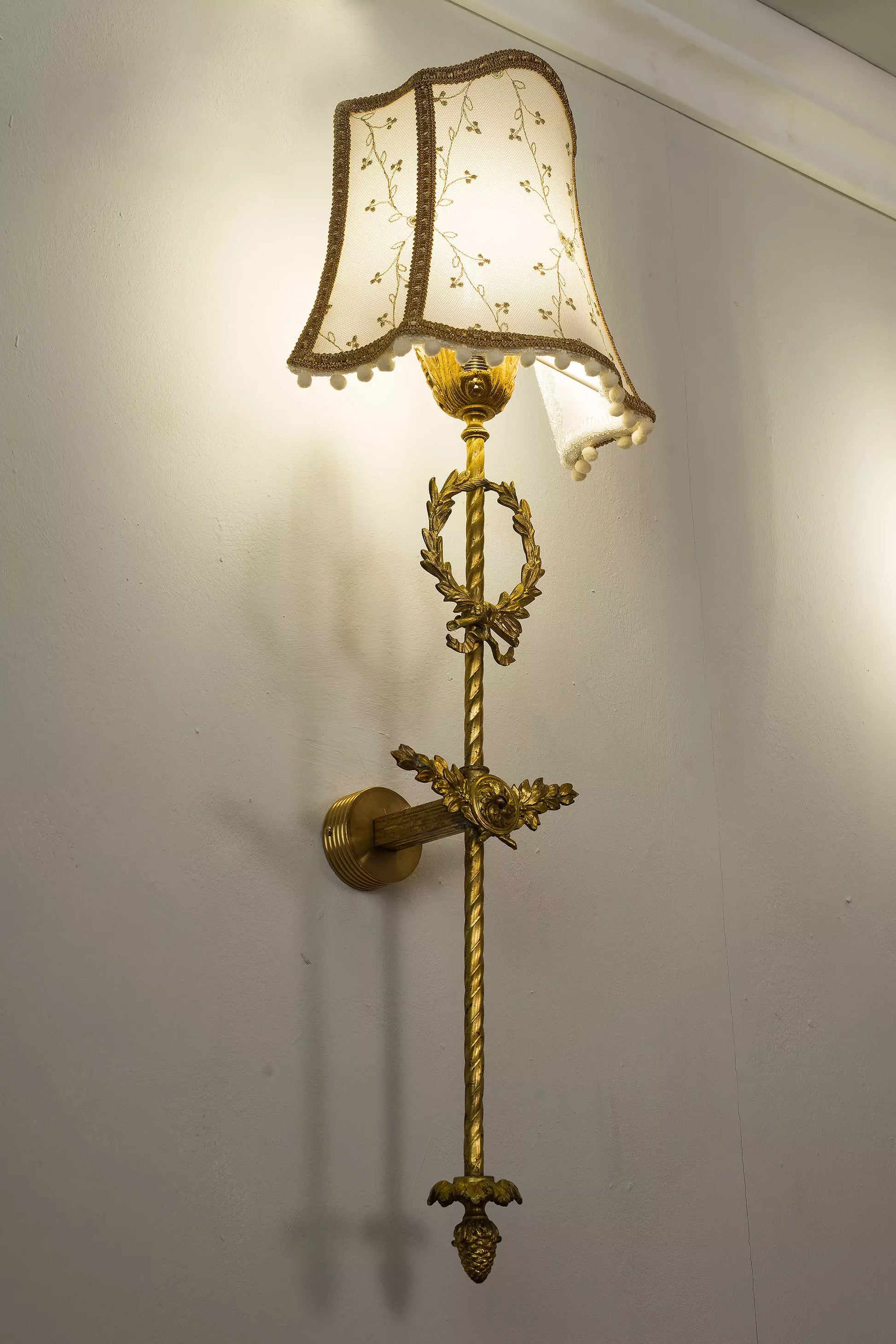 Coppia di Appliques Vintage: Lampade a Parete in Bronzo Dorato. | Lo Stile Italiano