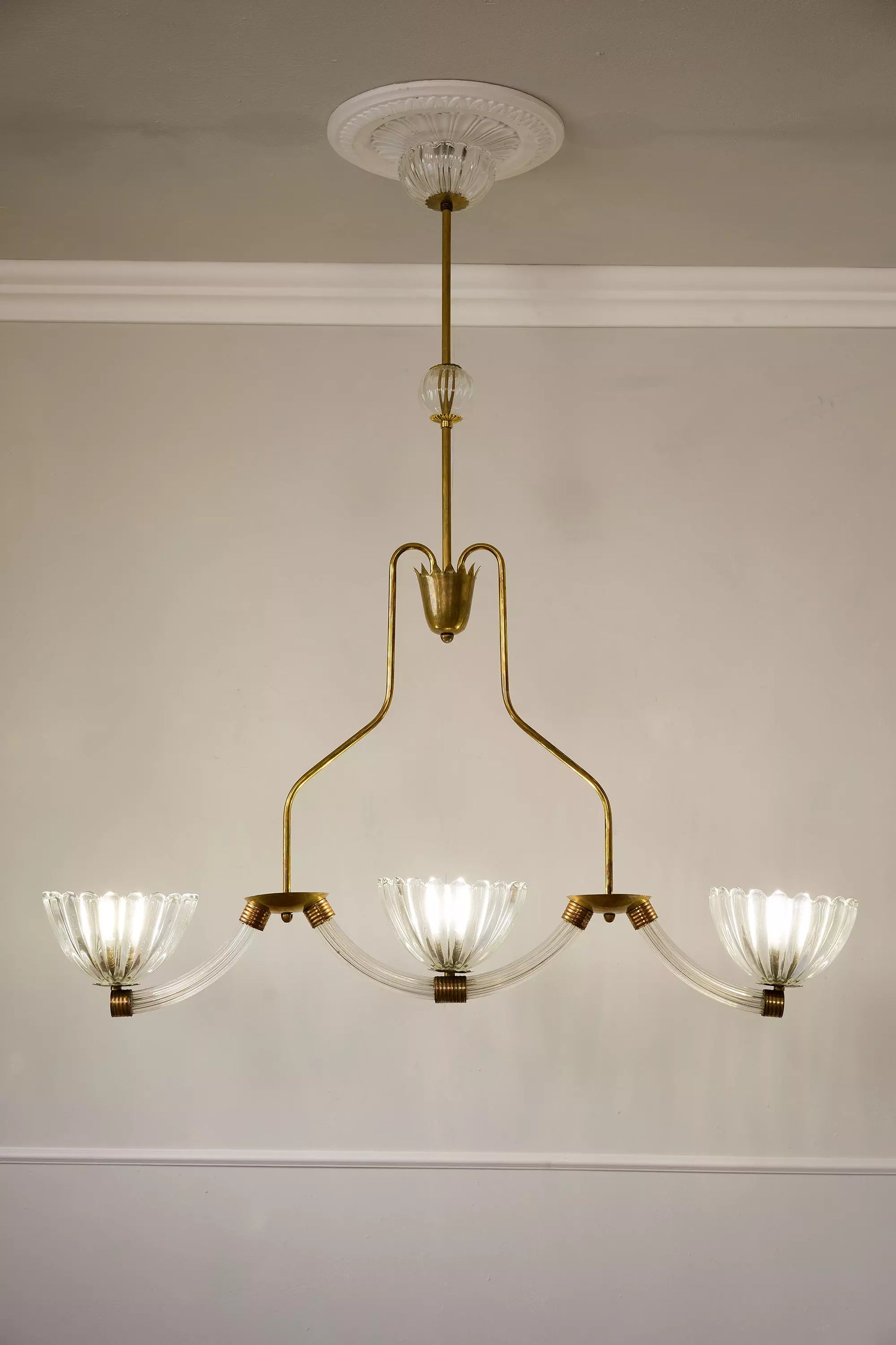 Un lampadario vintage sospeso, con dettagli in vetro di Murano, emanando un'elegante luce calda. -Lo-Stile-Italiano.| Lo Stile Italiano