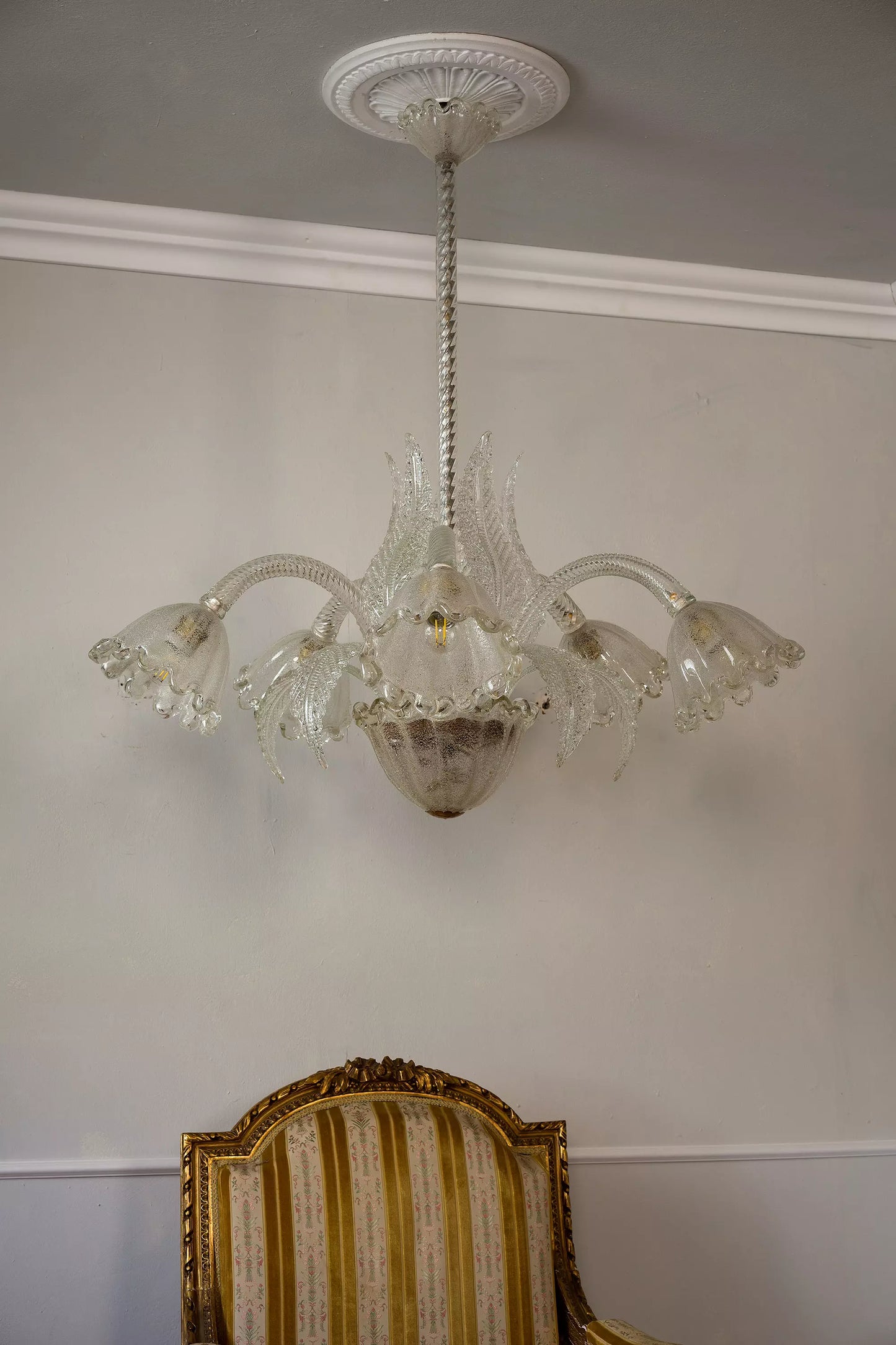 Lampadario Vintage in Vetro di Murano Barovier & Toso degli Anni '40: Un grande lampadario che porta con sé la storia e l'artigianato veneziano con le sue coppe in vetro graniglia.| Lo Stile Italiano