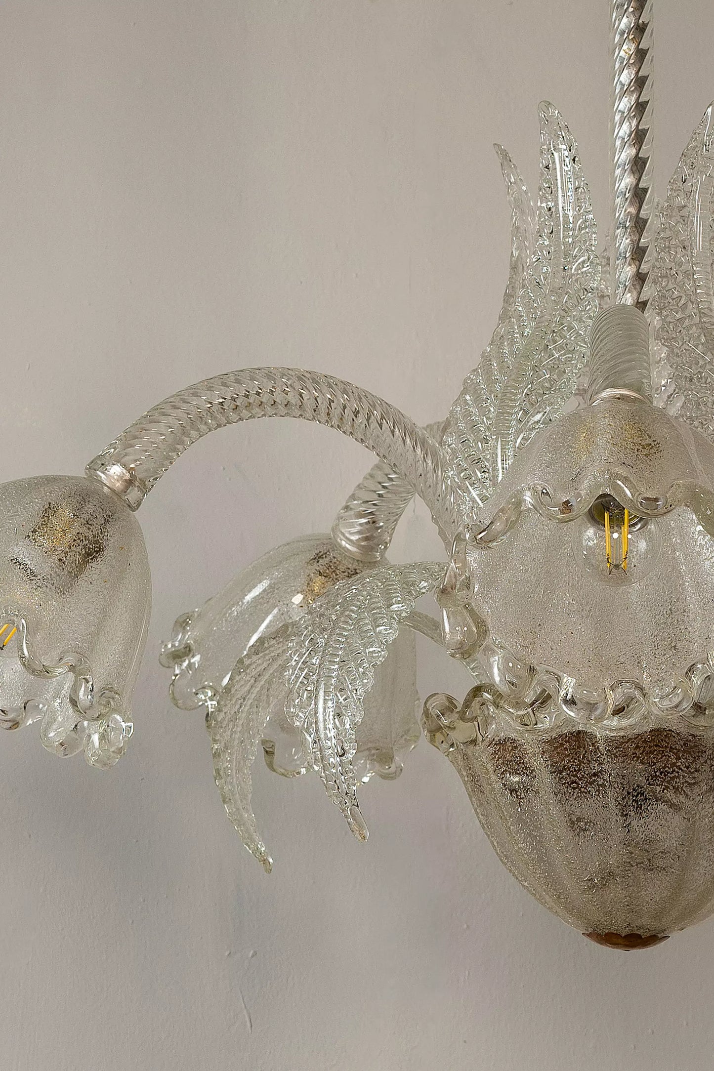 Lampadario Barovier & Toso con Coppe in Vetro Graniglia: Questo lampadario vanta una lavorazione artigianale d'eccellenza, con coppe in vetro graniglia che offrono un'elegante luce diffusa..| Lo Stile Italiano