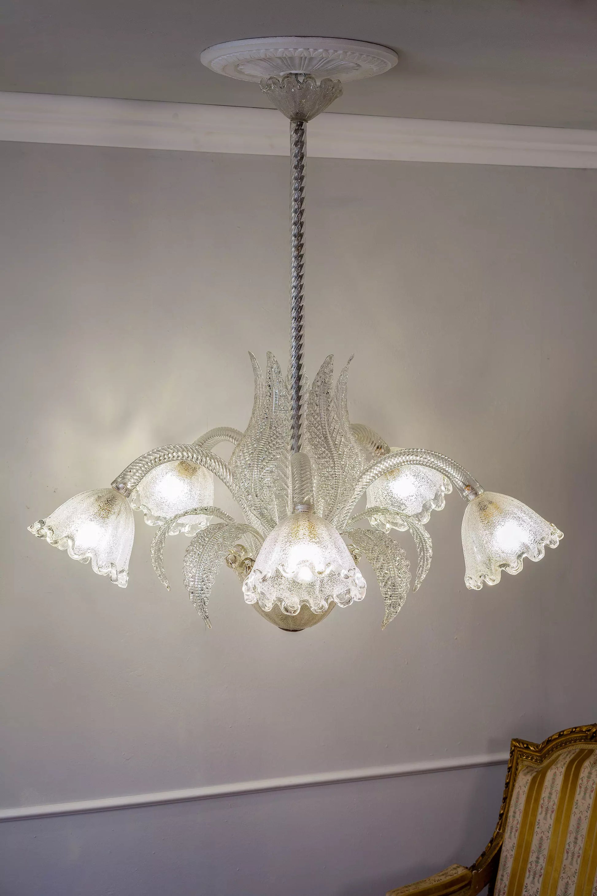 Lampadario di lusso in vetro soffiato di murano realizzato dalla famosa azienda veneziana Barovier e Toso| Lo Stile Italiano