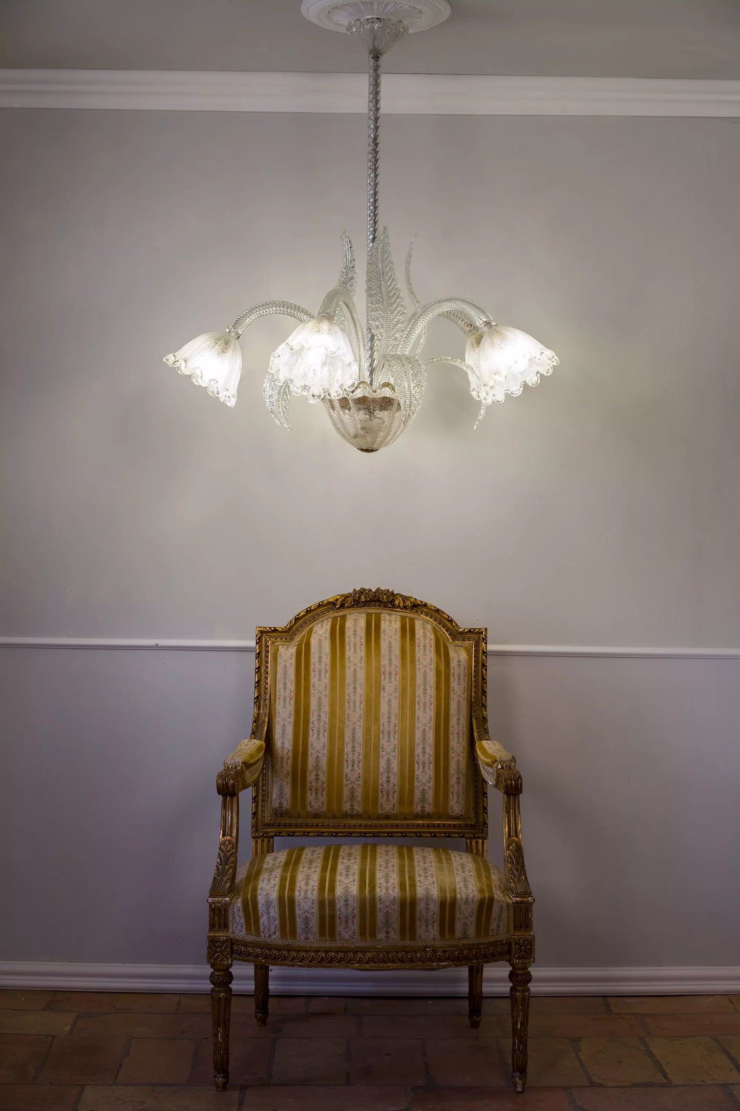 Iconico lampadario Art Deco anni 40 , fotografato con una poltrona antica Luigi XVI.| Lo Stile Italiano