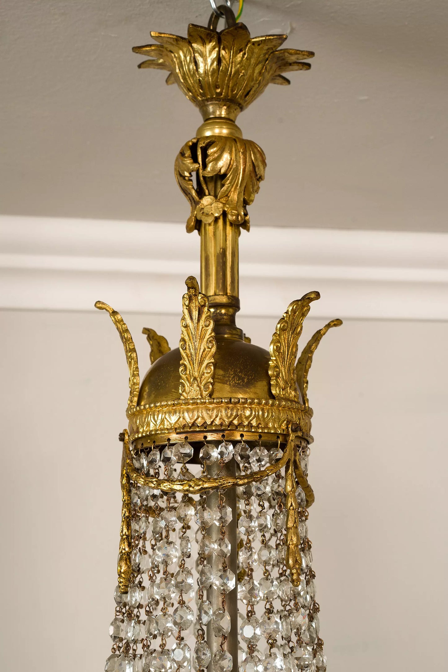 Lampadario antico in stile Impero, realizzato nei primi anni del 1900 con cristalli tagliati a mano e dettagli in bronzo dorato.
Un pezzo senza tempo di lusso ed eleganza, perfetto per interni raffinati. | Lo-Stile-Italiano