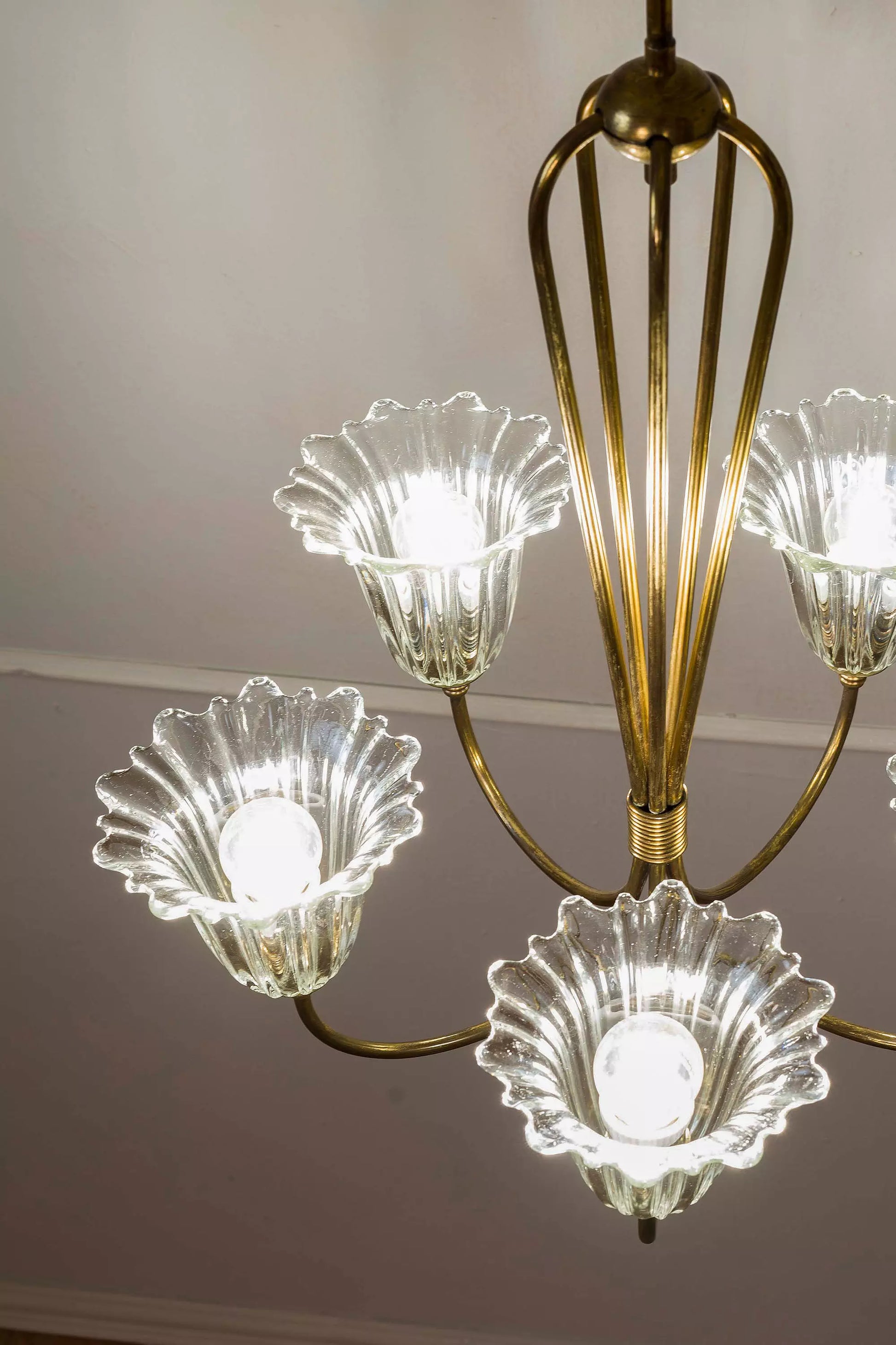 Lampadario Seguso d’epoca, caratterizzato da bracci curvi e coppe in vetro soffiato. | Lo Stile Italiano