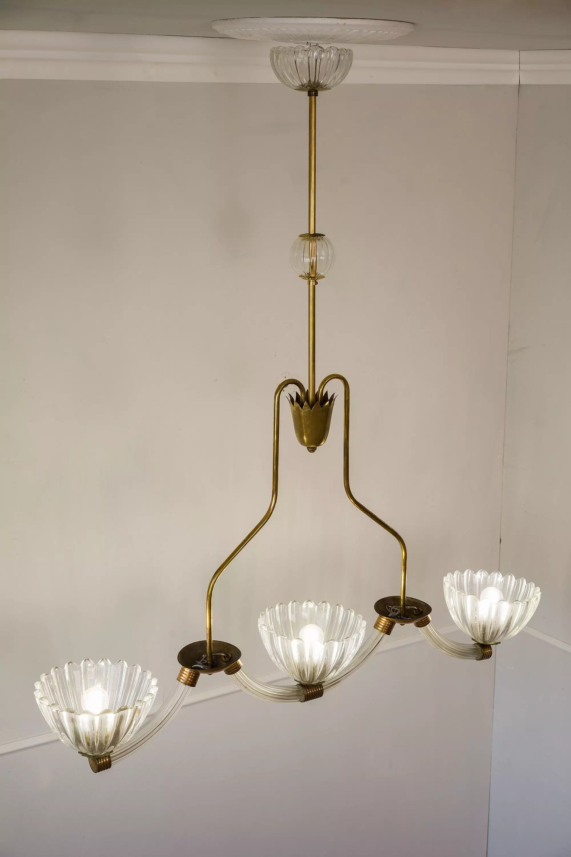 Un lampadario con coppe di vetro di Murano, realizzato a mano dai maestri artigiani di Barovier e Toso.| Lo Stile Italiano