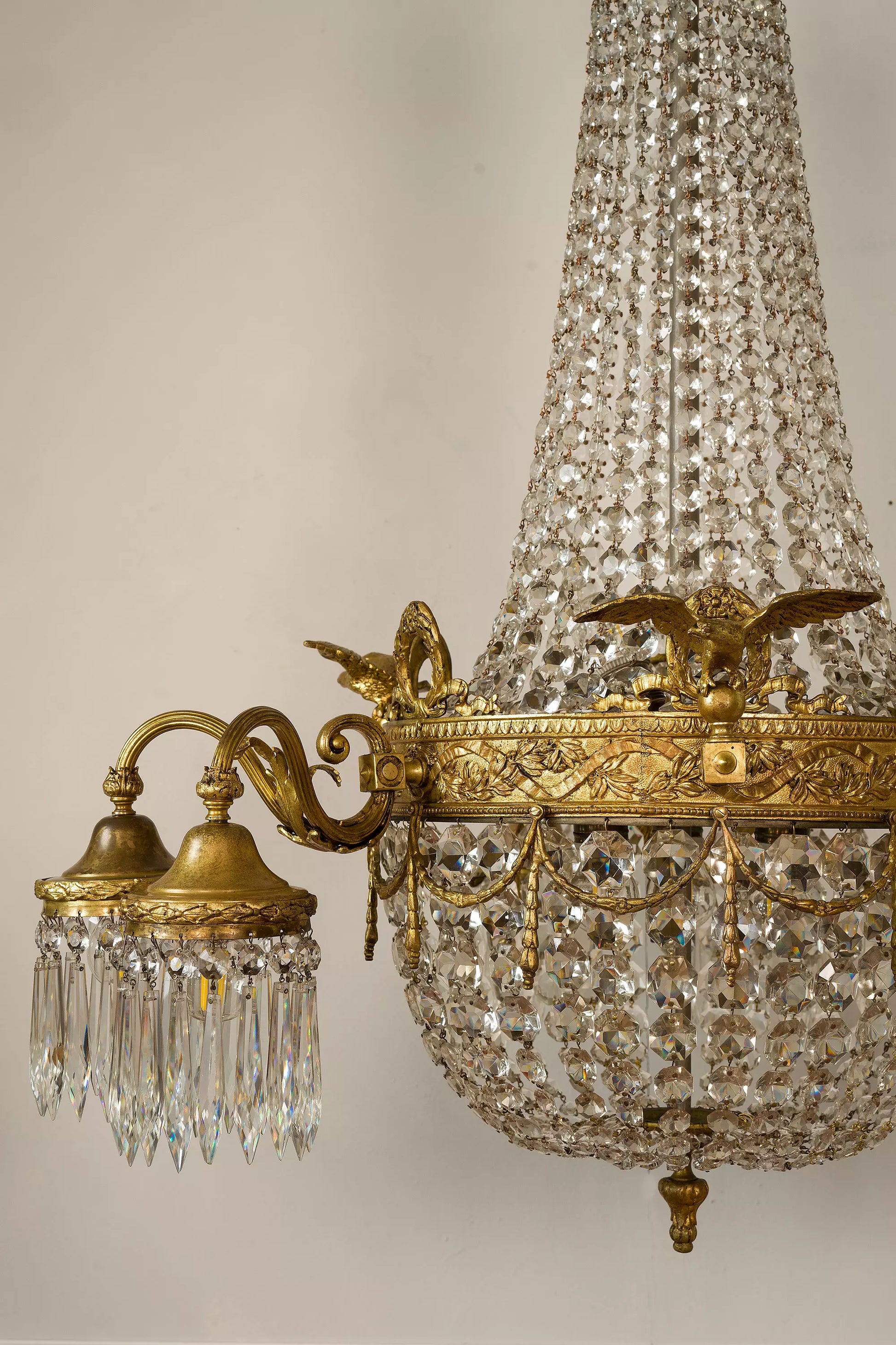 Lampadario antico anni '20 in cristallo e bronzo, progettato nell'iconico stile Impero.
Elegante e senza tempo, un elemento centrale per interni di lusso. | Lo-Stile-Italiano