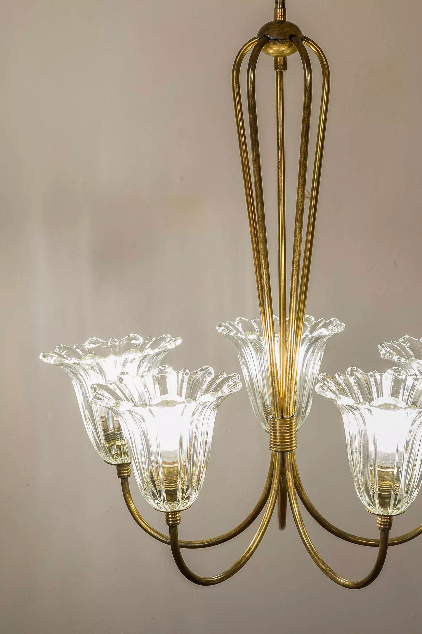 Lampadario Seguso a cinque luci, con coppe in vetro soffiato a forma di fiore. | Lo Stile Italiano