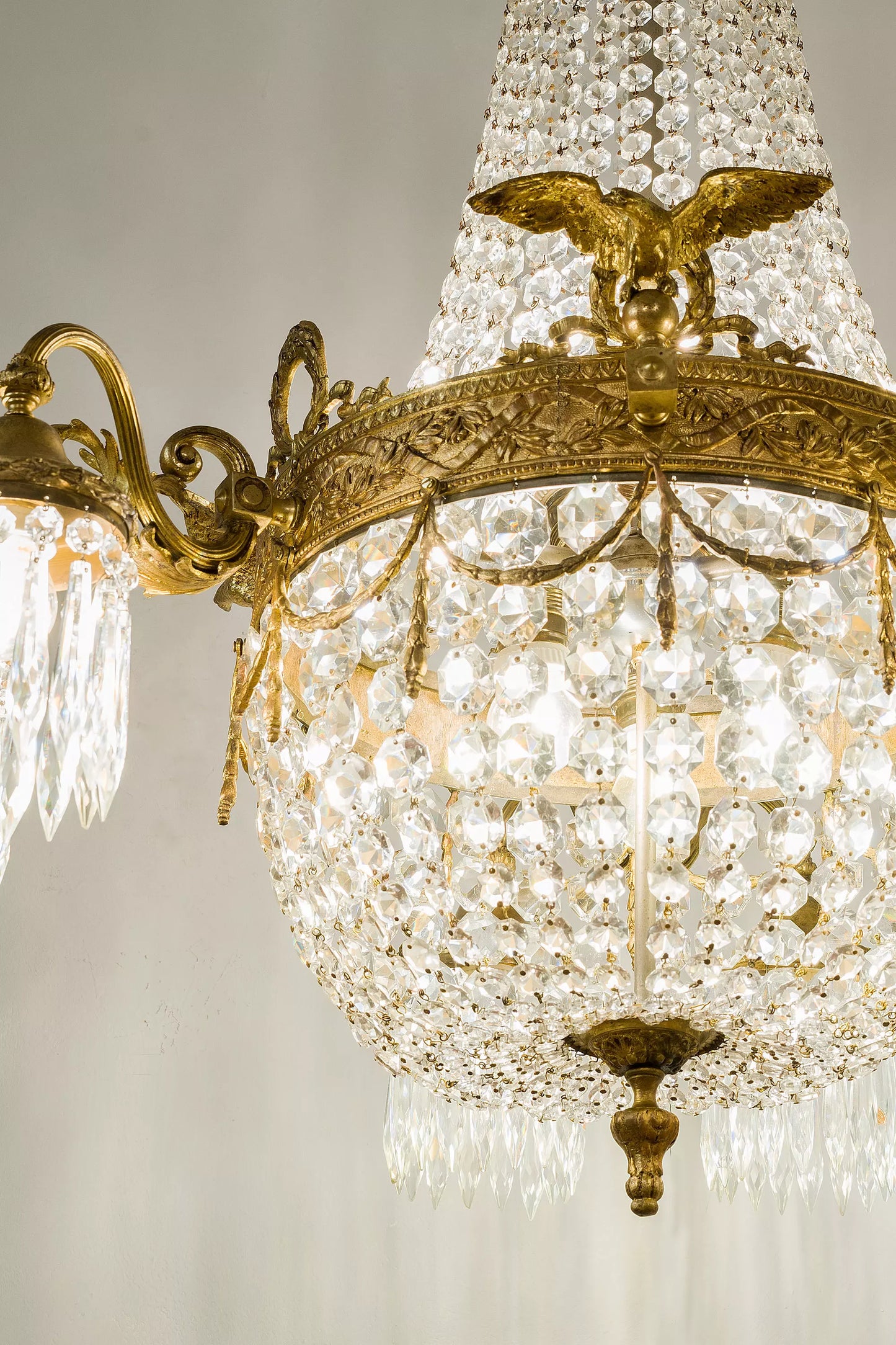 Elegante lampadario di cristallo, perfetto per sale da pranzo sofisticate o hall di hotel.
Una fusione di design classico e lusso moderno. | Lo-Stile-Italiano