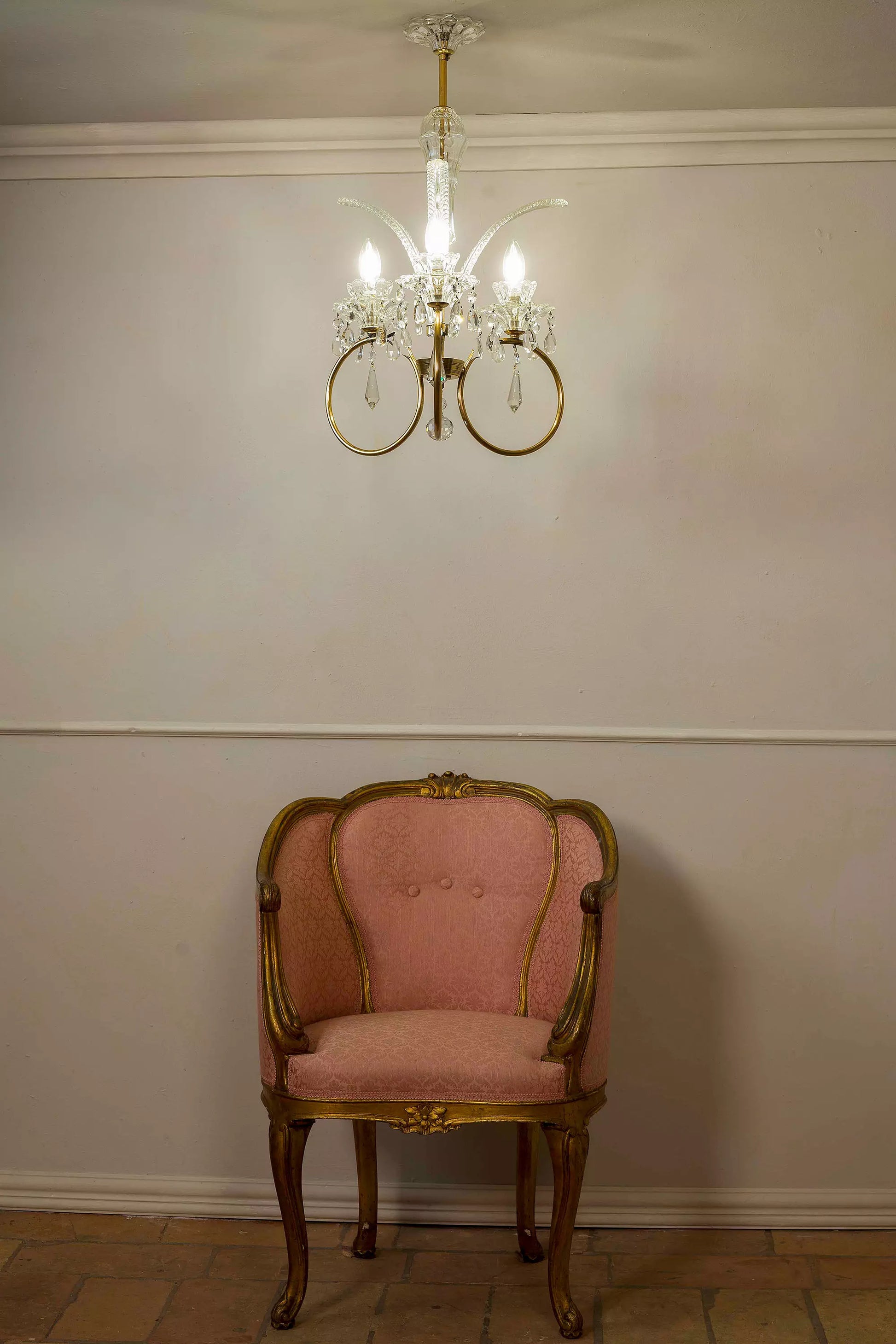 Elegante lampadario da camera, fotografato con poltrona Napolene III. | Lo Stile Italiano