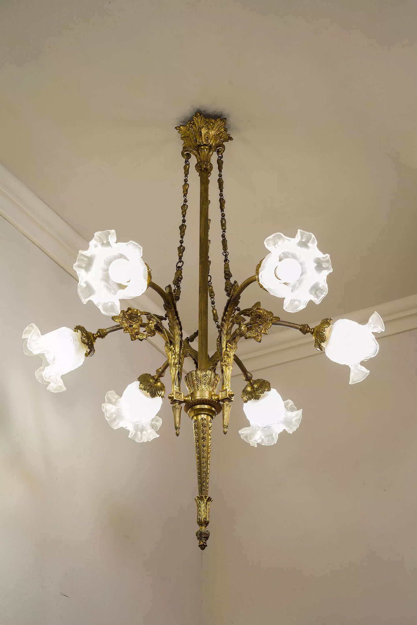 Lampadario antico in bronzo dorato per saloni, hotel e negozi. | Lo Stile Italiano