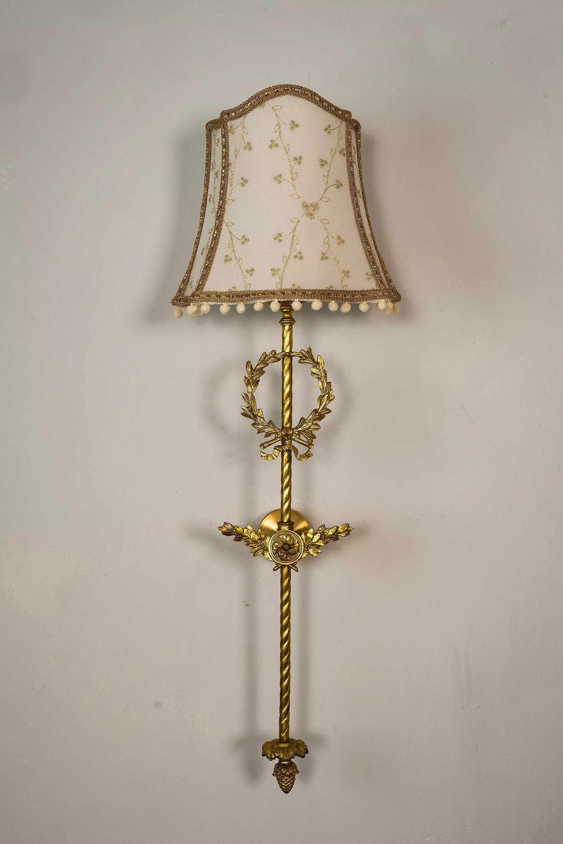 Appliques d'Antiquariato: Lampade a Parete Eleganti in Bronzo Dorato. | Lo Stile Italiano