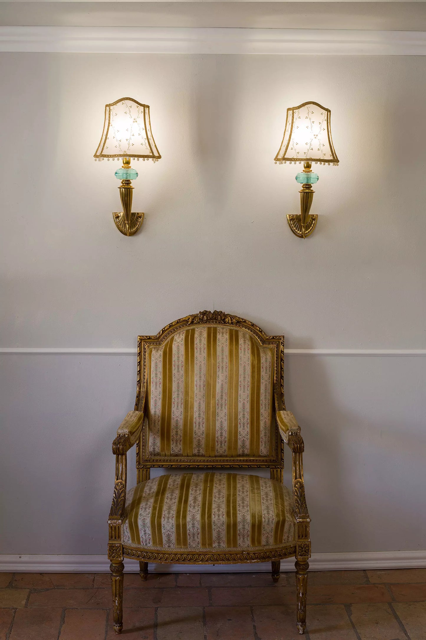 Splendida coppia di lampade a muro arricchite da fregio in cristallo acquamarina.| Lo Stile Italiano