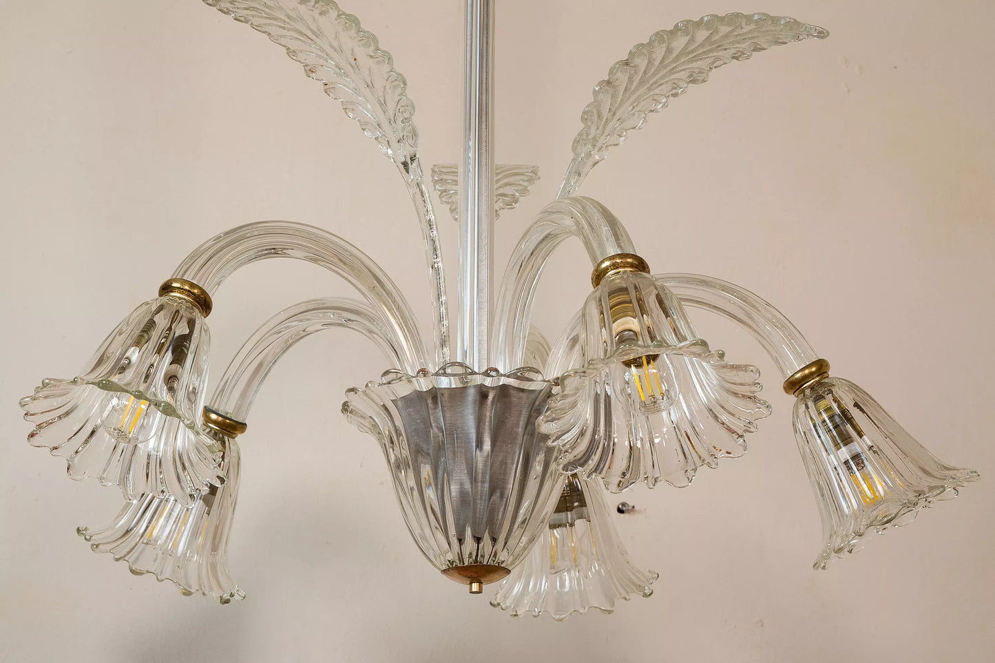 Antico lampadario italiano in vetro di Murano, con coppe in vetro soffiato a mano e intricati dettagli veneziani degli anni '40. | Lo Stile Italiano