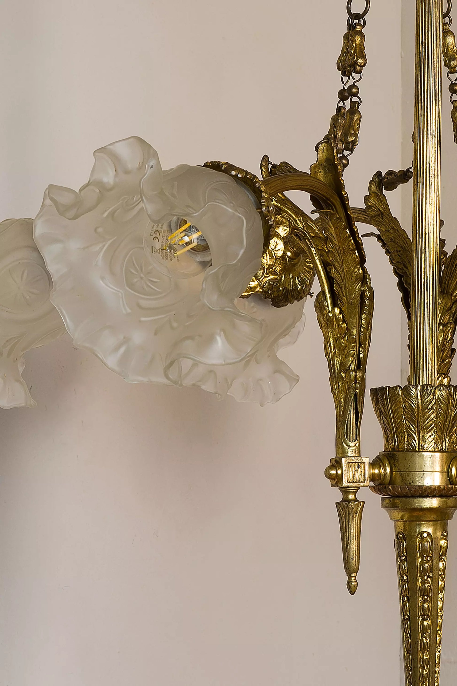 Lampadario antico Impero in bronzo cesellato, decorato con festoni e ghirlande, impreziosito da paralumi in vetro satinato a forma di tulipano. | Lo Stile Italiano