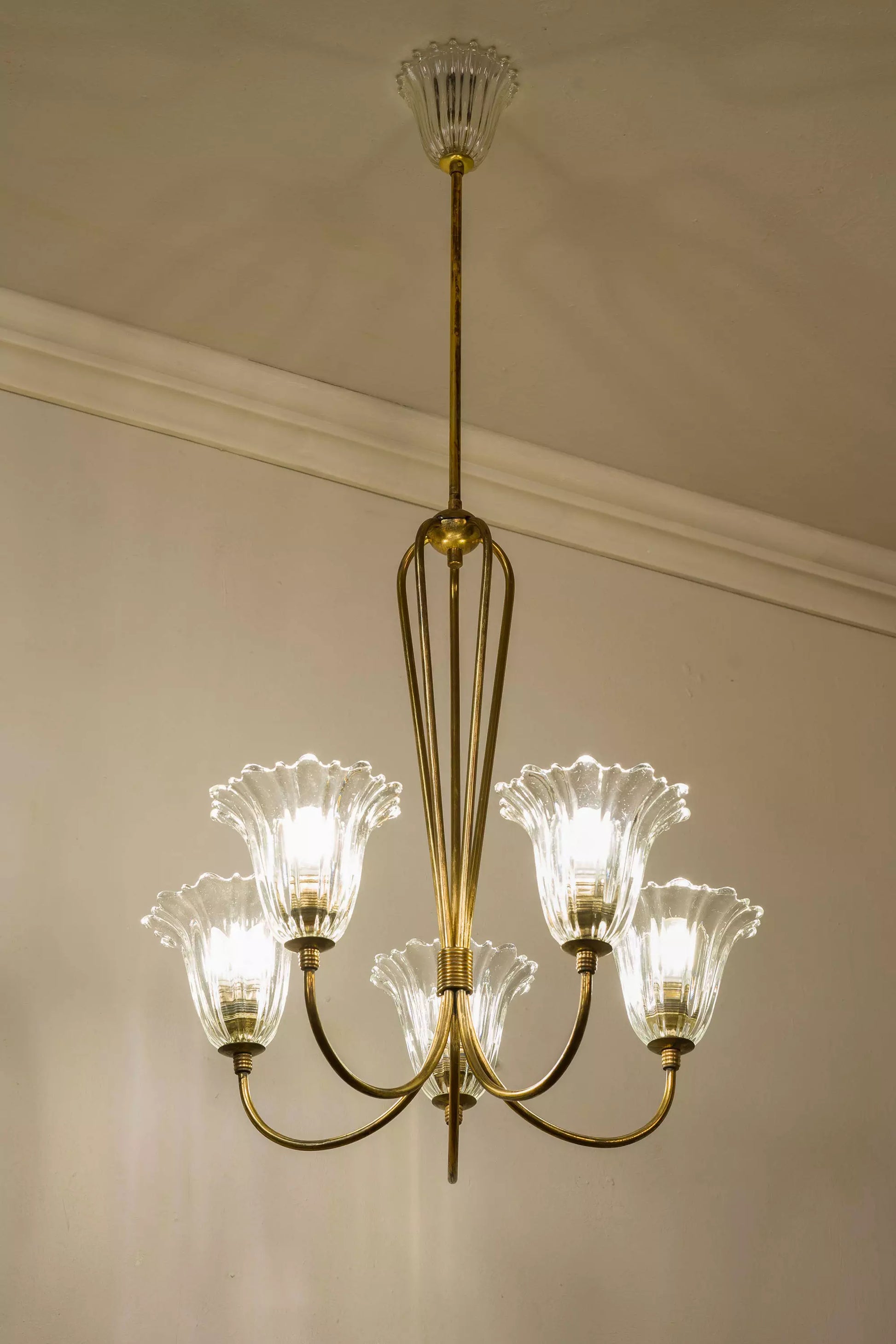 Lampadario mid-century con bracci sinuosi e coppe a forma di fiore. | Lo Stile Italiano