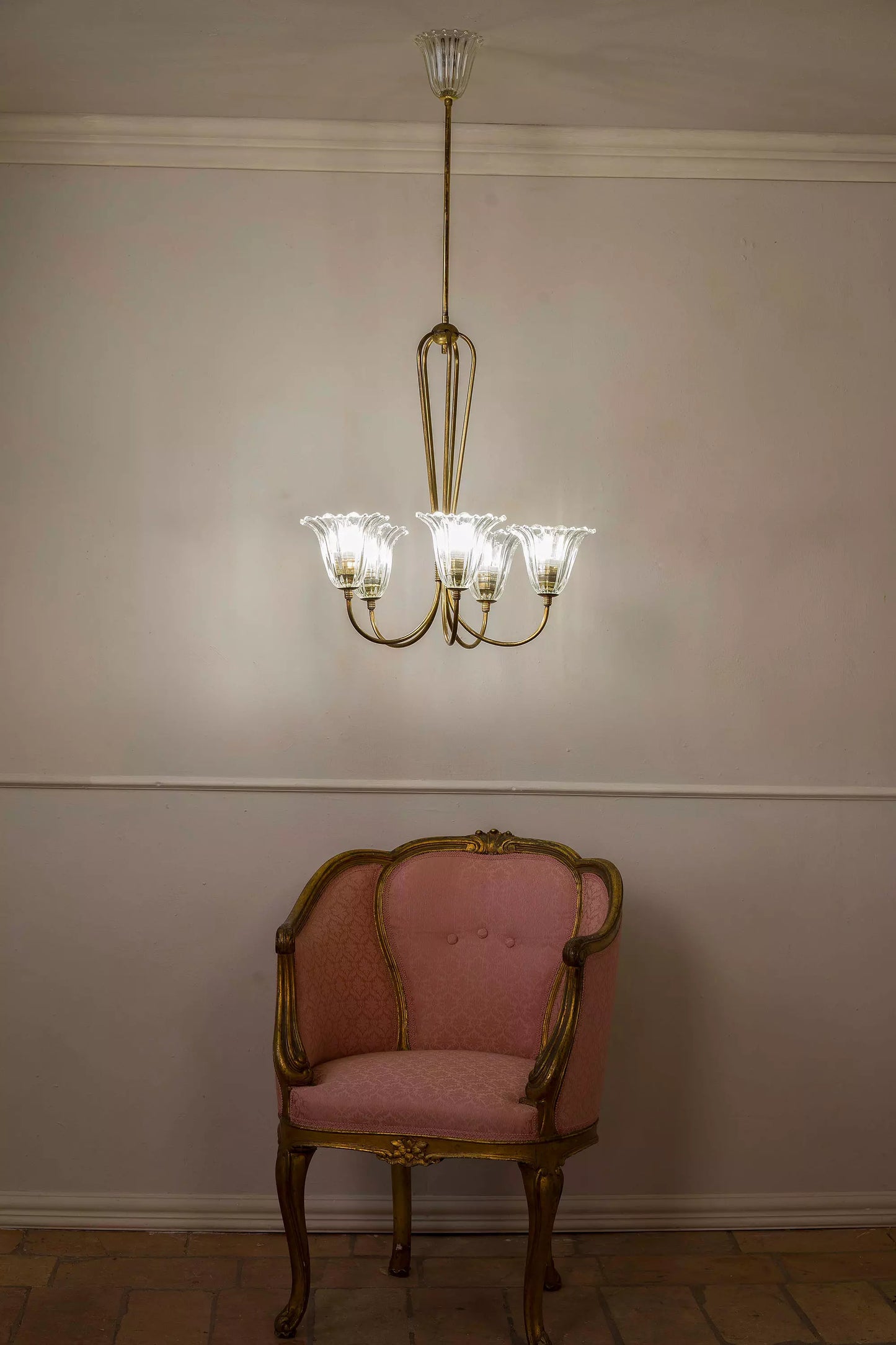 Lampadario Vintage di Murano, fortografato con poltrona antica Napoleone III. | Lo Stile Italiano